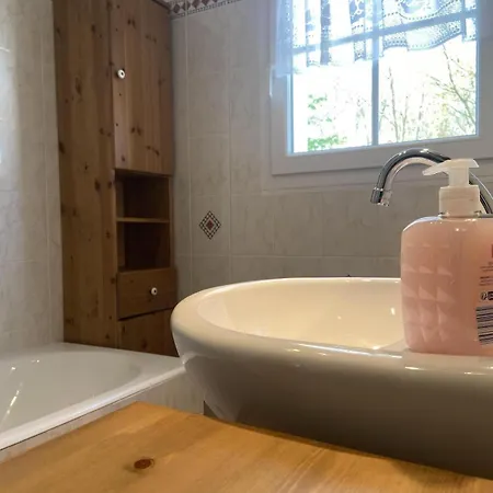 Hébergement de vacances Et Campagne, Maison Entourée D'un Jardin Privé