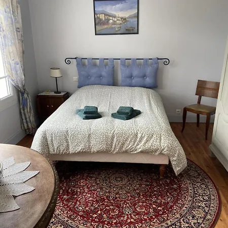 Hébergement de vacances Et Campagne, Maison Entourée D'un Jardin Privé *