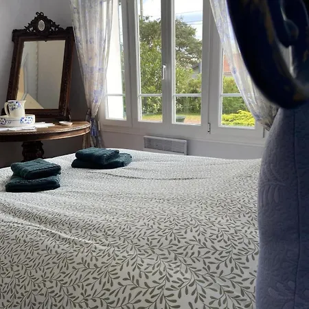 Et Campagne, Maison Entouree D'un Jardin Prive Holiday home